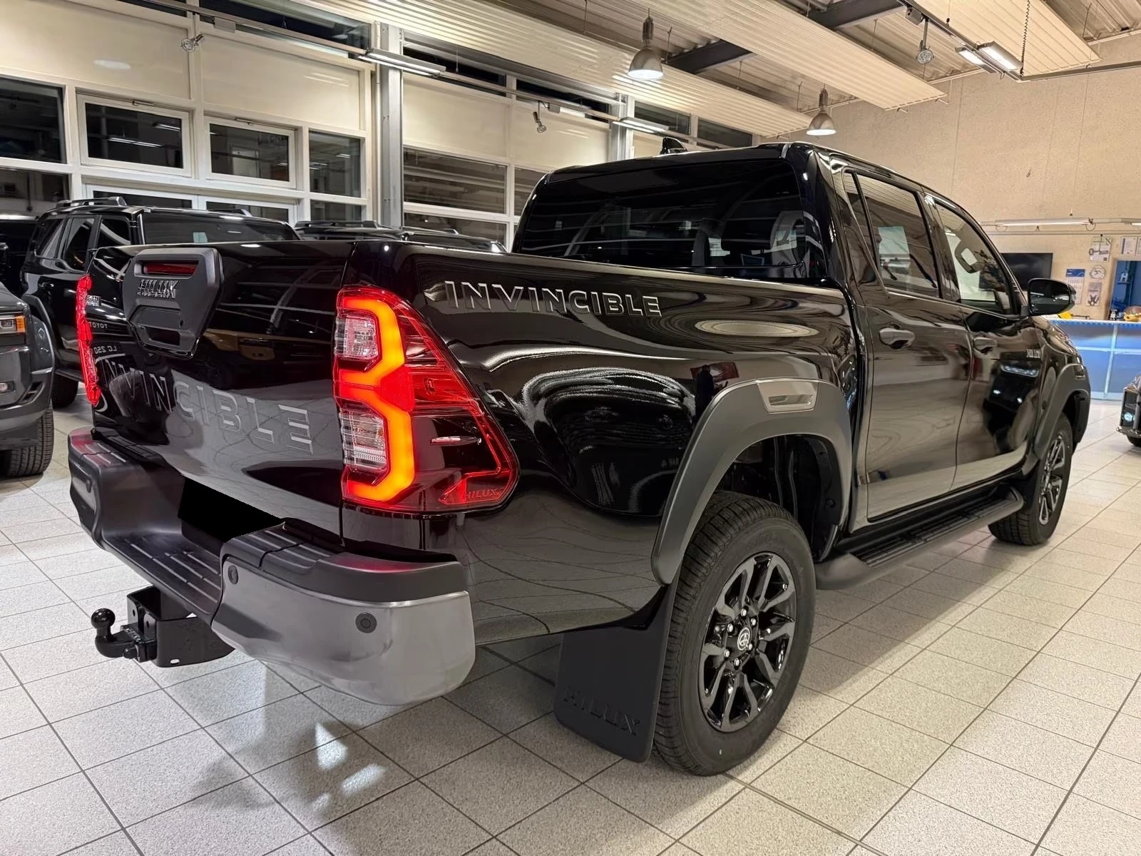 Toyota Hilux 2.8 MHEV DOUBLE CAB 4X4 INVICIBLE, снимка 3 - Автомобили и джипове - 54019444