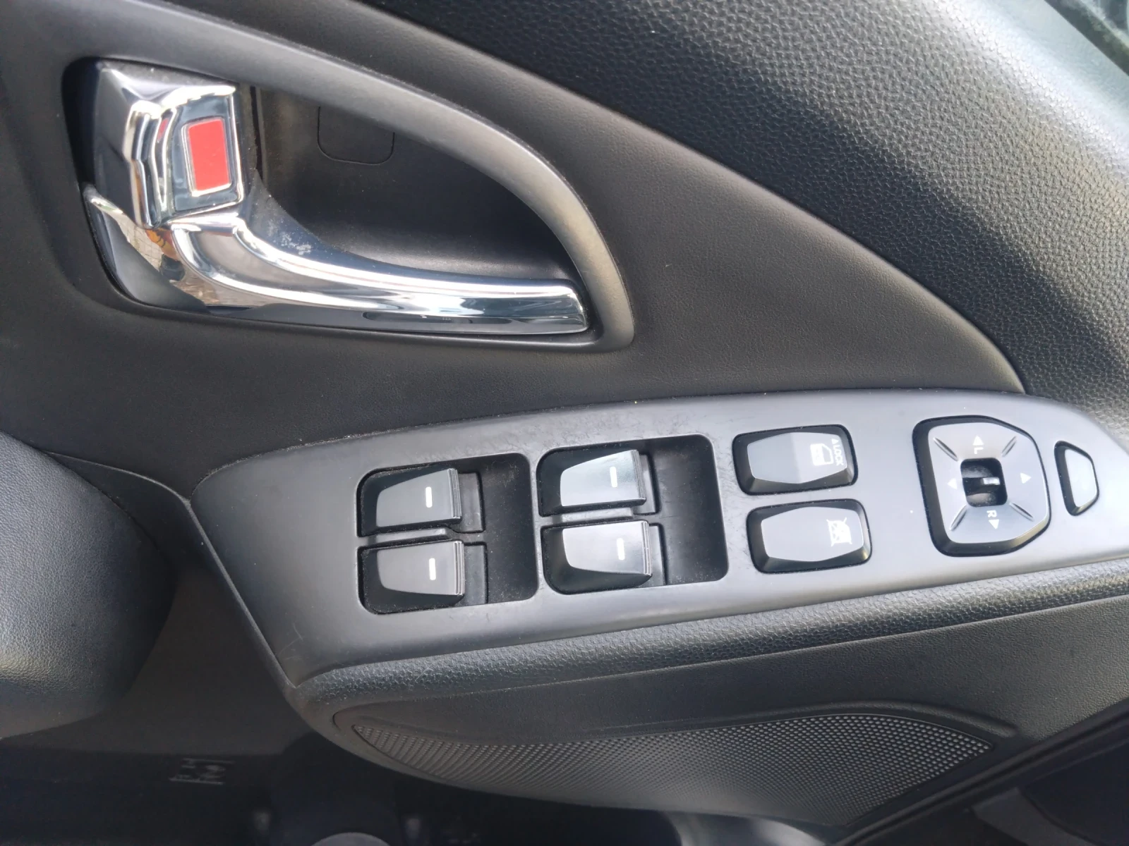 Hyundai IX35 2.0crdi, снимка 9 - Автомобили и джипове - 54948654