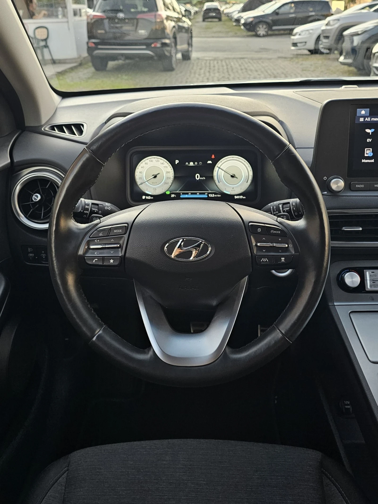 Hyundai Kona 64kWh Facelift 100%SOH Гаранция Термопомпа Keyless, снимка 13 - Автомобили и джипове - 55194357