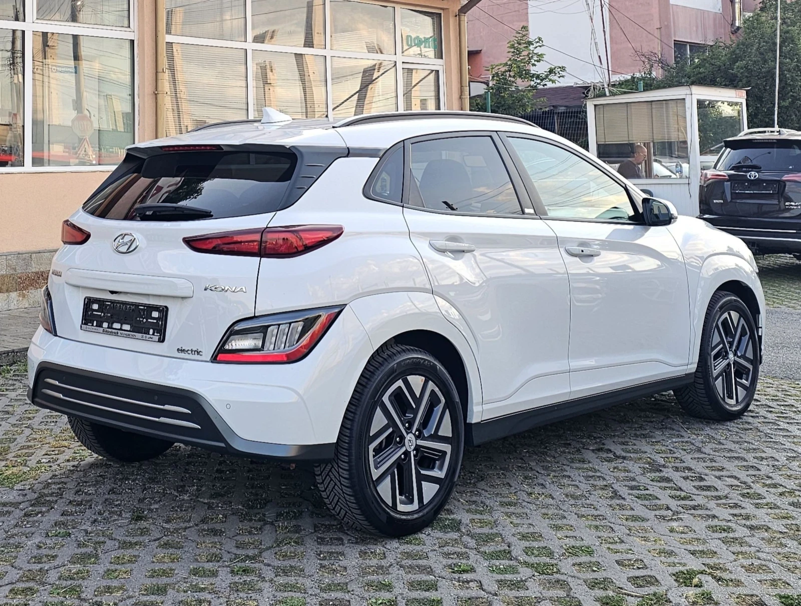 Hyundai Kona 64kWh Facelift 100%SOH Гаранция Термопомпа Keyless, снимка 7 - Автомобили и джипове - 55194357