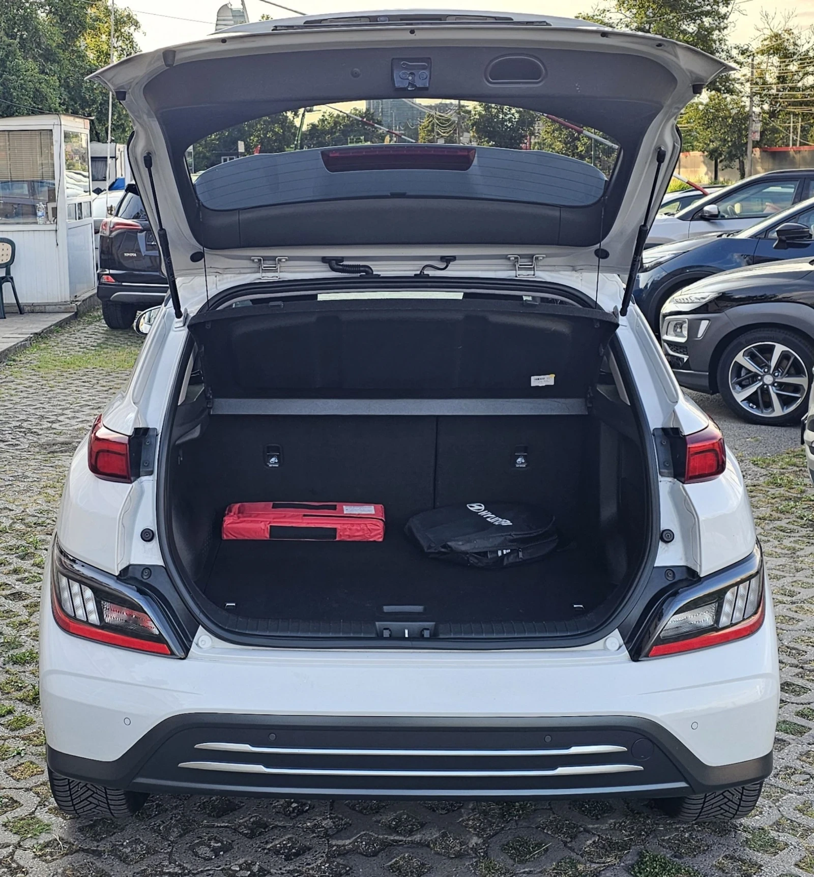 Hyundai Kona 64kWh Facelift 100%SOH Гаранция Термопомпа Keyless, снимка 6 - Автомобили и джипове - 55194357