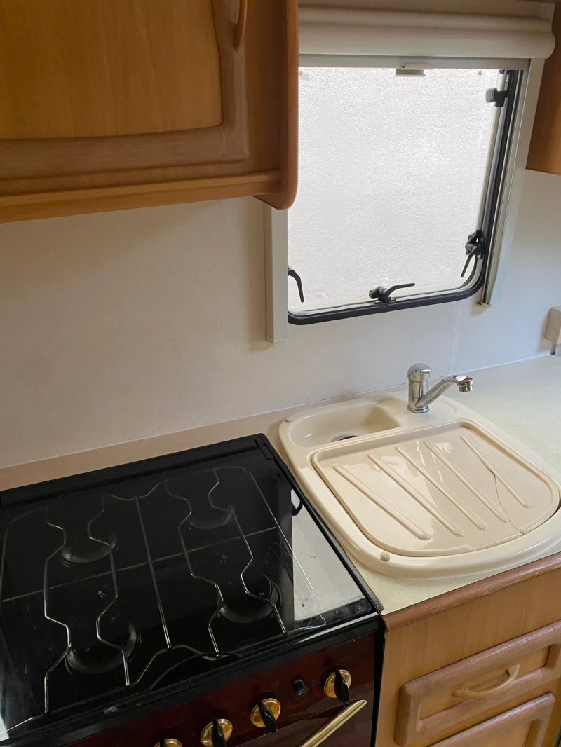 Каравана Avondale Rialto, снимка 8 - Каравани и кемпери - 53217701