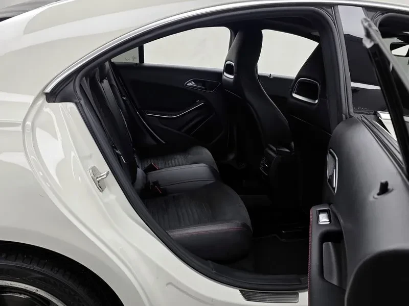 Mercedes-Benz CLA 2.5, снимка 12 - Автомобили и джипове - 54288333