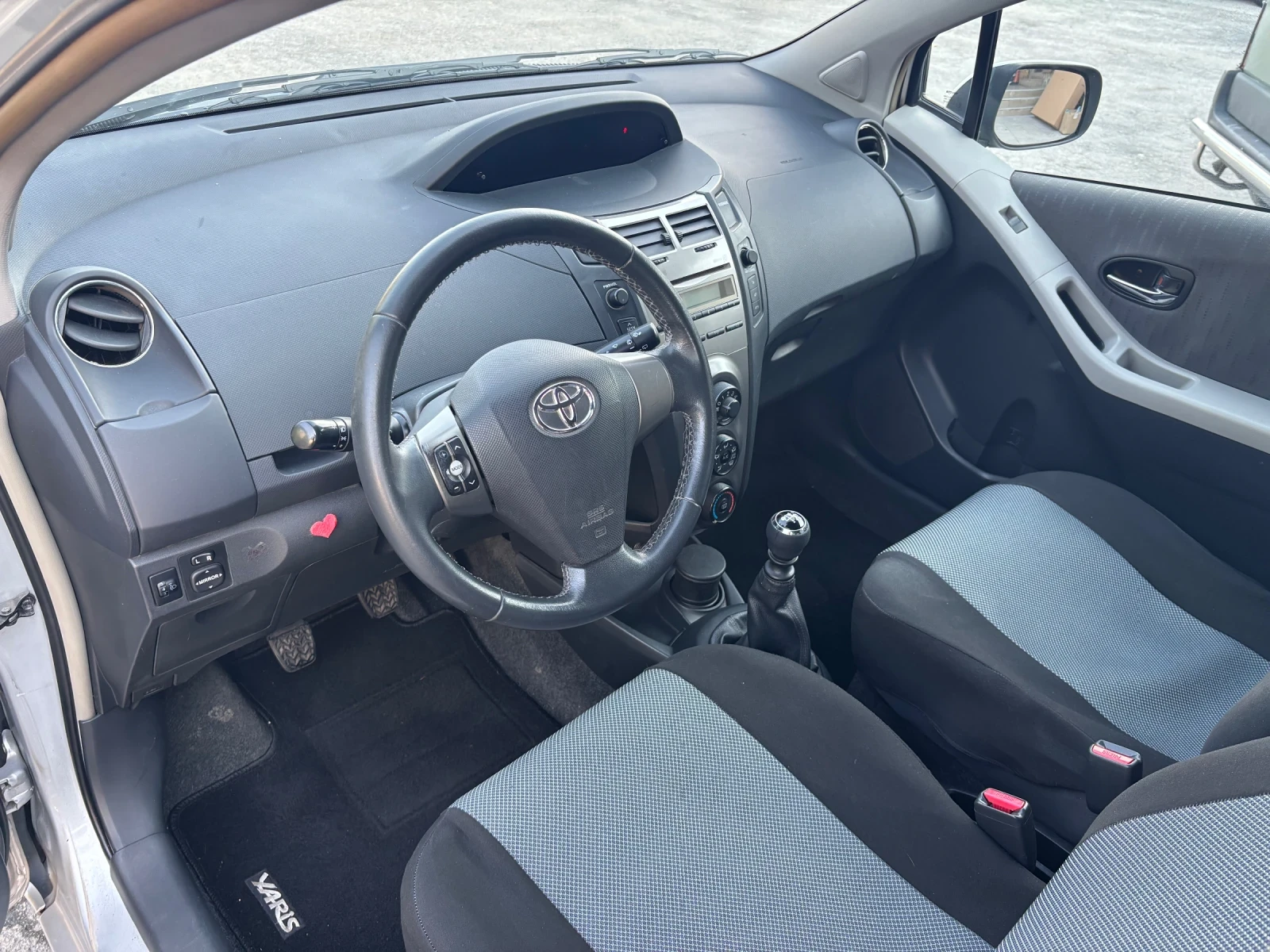 Toyota Yaris 1, 3  VVT-I Бензин. 6 ск. Facelift  - изображение 9