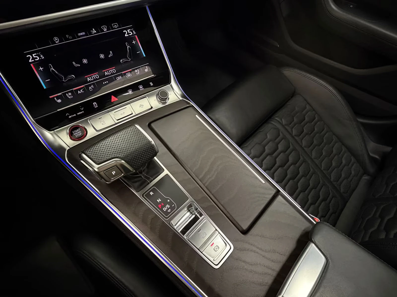 Audi Rs7 KERAMIK/600HP/MATRIX/360/HUD/PANO/SOFT/ALCNTR/393z, снимка 16 - Автомобили и джипове - 54423145