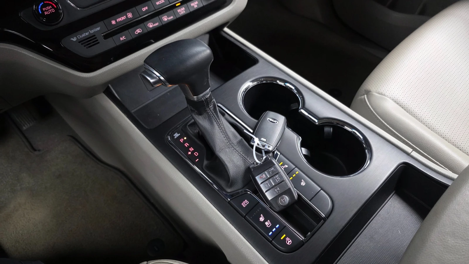 Kia Carnival LUXURY 2.2* 9 МЕСТА* ПОДГРЕВ ВОЛАН/СЕДАЛКИ, снимка 13 - Автомобили и джипове - 55625990