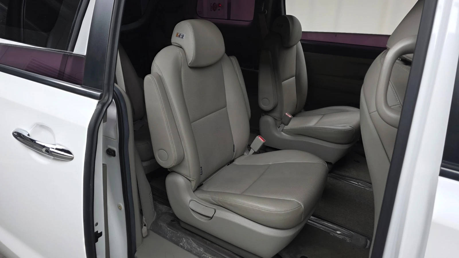 Kia Carnival LUXURY 2.2* 9 МЕСТА* ПОДГРЕВ ВОЛАН/СЕДАЛКИ, снимка 15 - Автомобили и джипове - 55625990