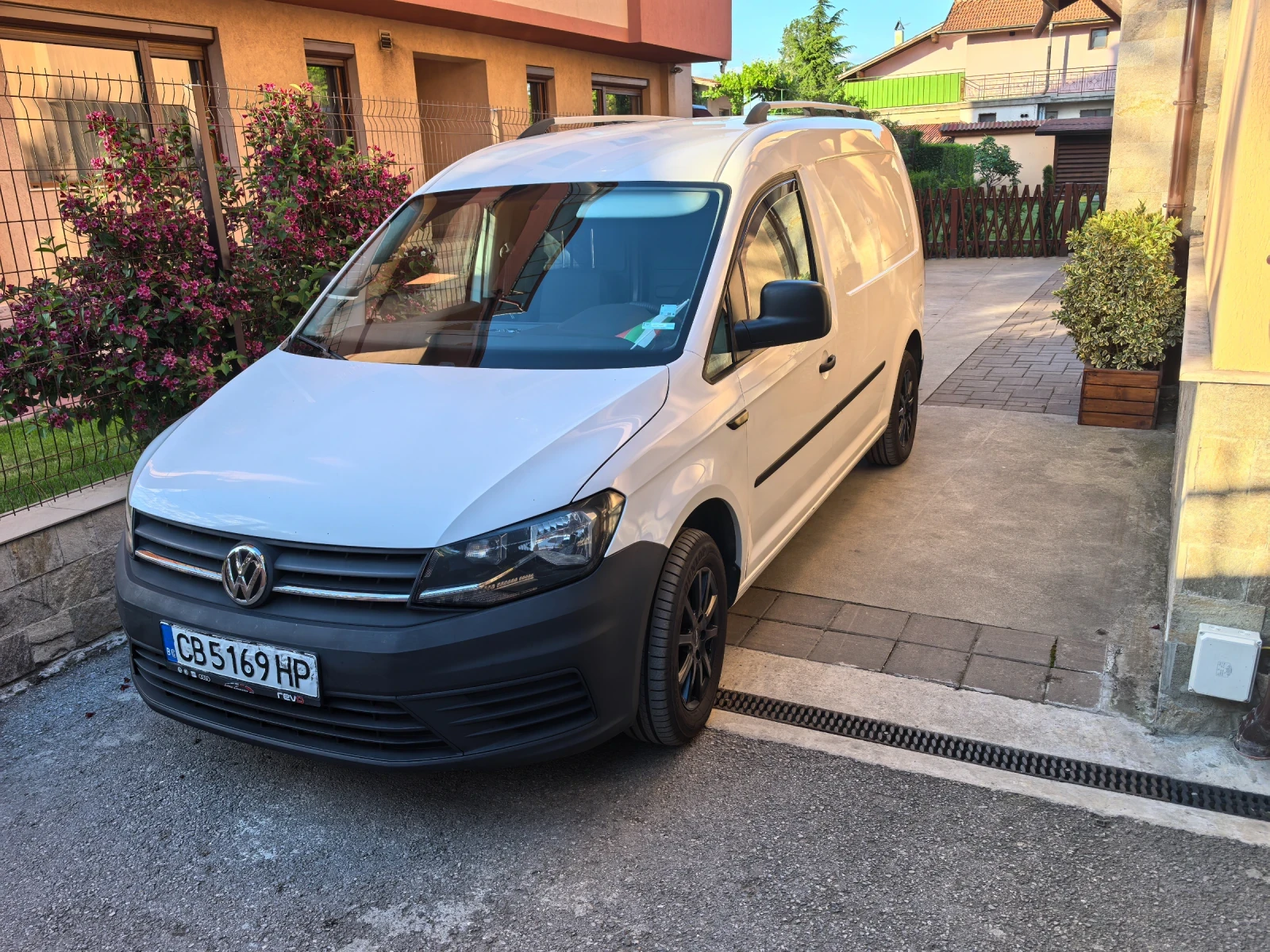 VW Caddy Товарен, снимка 2 - Автомобили и джипове - 56010759