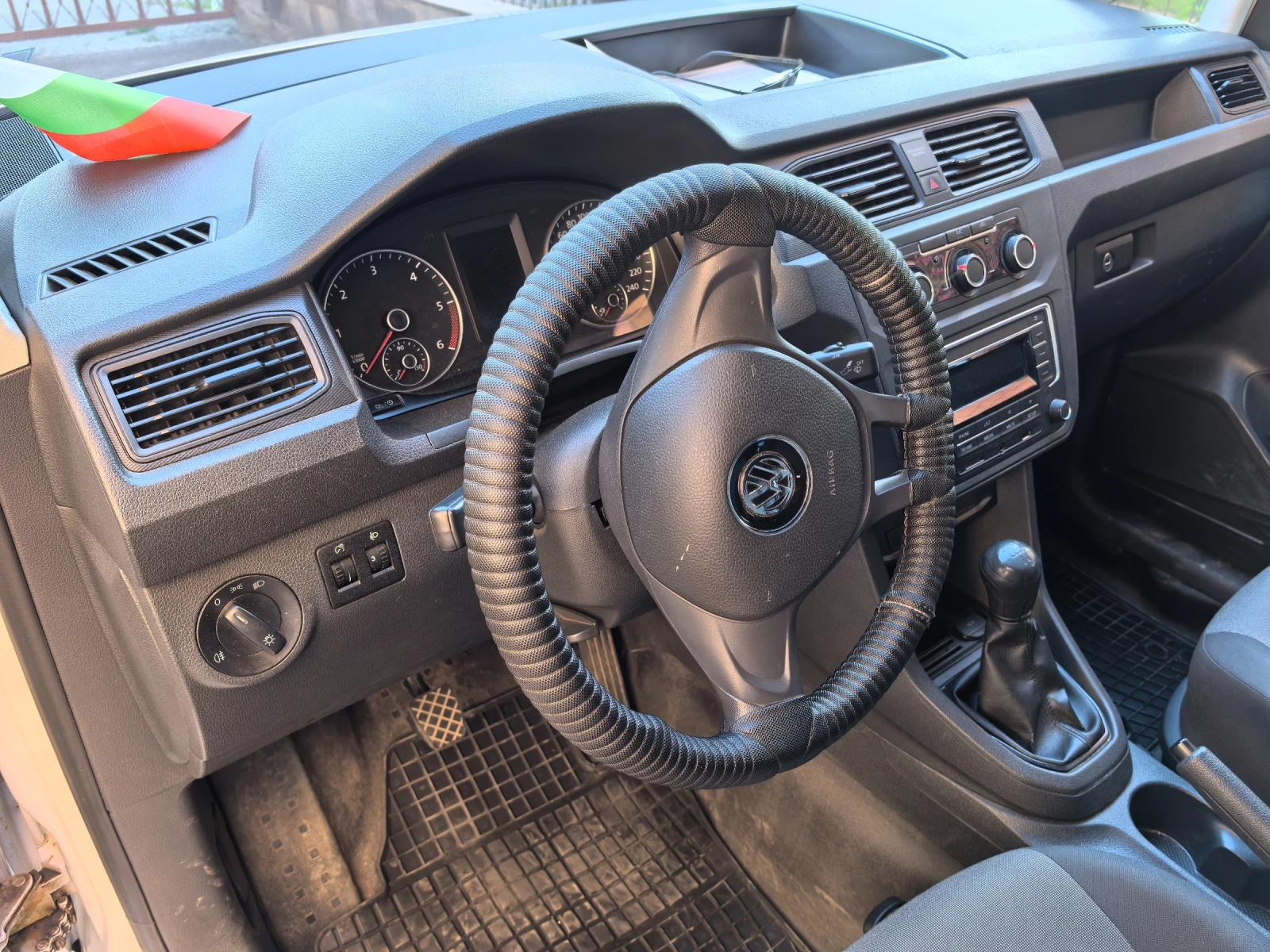 VW Caddy Товарен, снимка 7 - Автомобили и джипове - 56010759