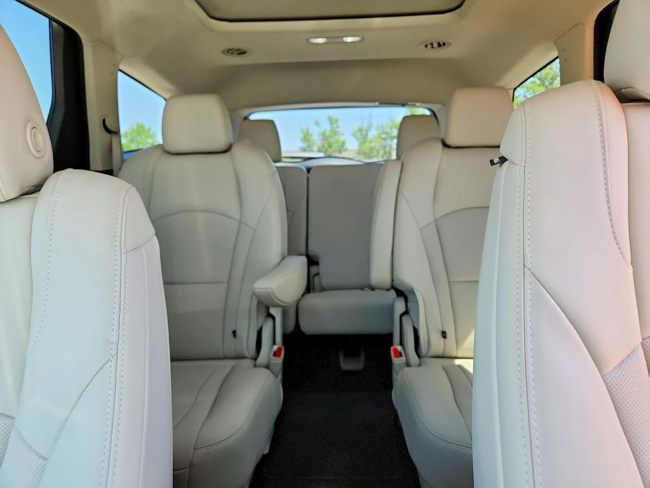 Buick Enclave Essence, снимка 10 - Автомобили и джипове - 54700610