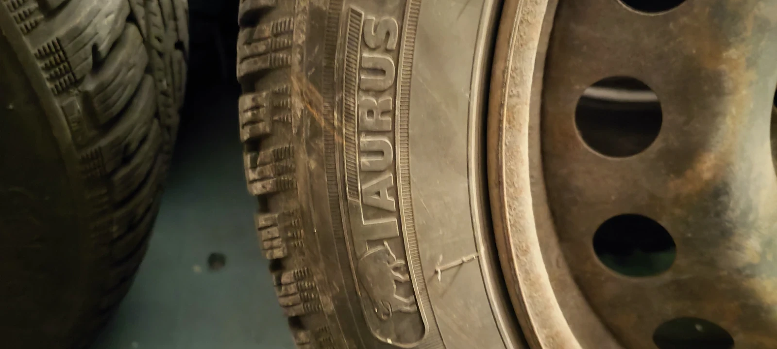 Гуми Зимни 205/55R16, снимка 2 - Гуми и джанти - 55786411
