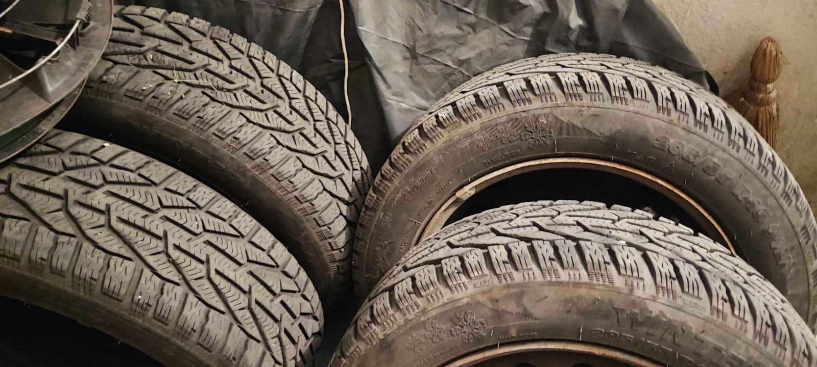 Гуми Зимни 205/55R16, снимка 3 - Гуми и джанти - 55786411