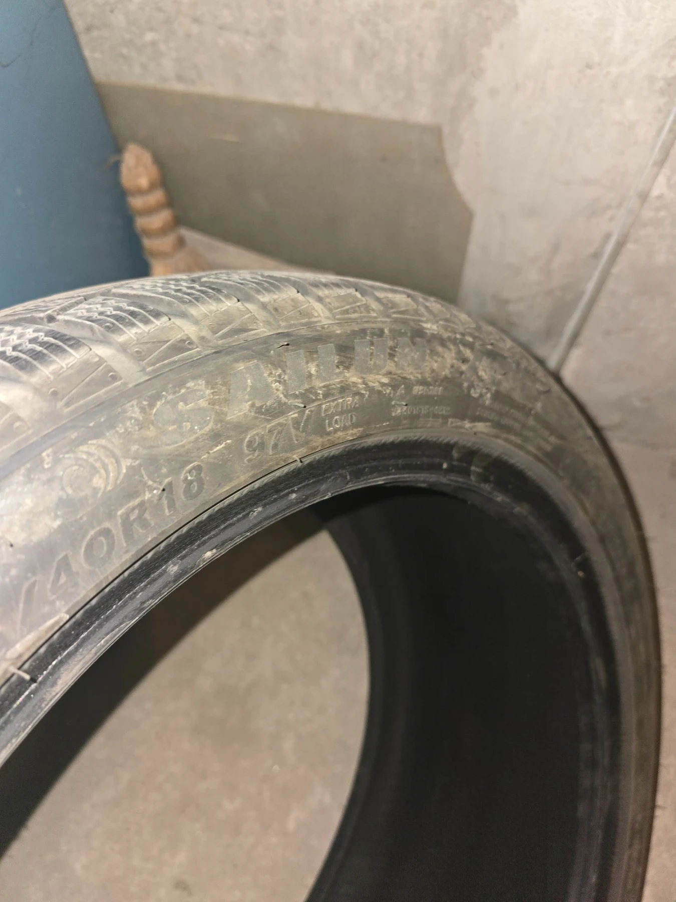 Гуми Зимни 245/40R18, снимка 3 - Гуми и джанти - 56175645