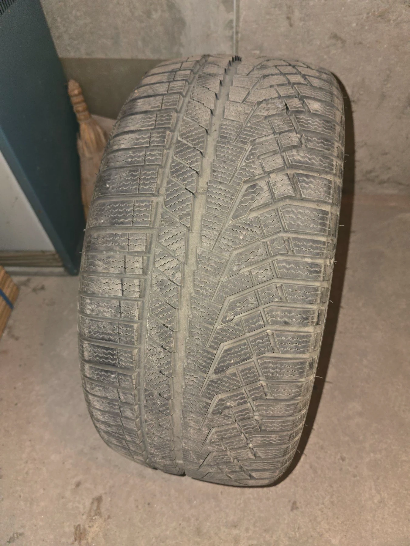 Гуми Зимни 245/40R18, снимка 2 - Гуми и джанти - 56175645