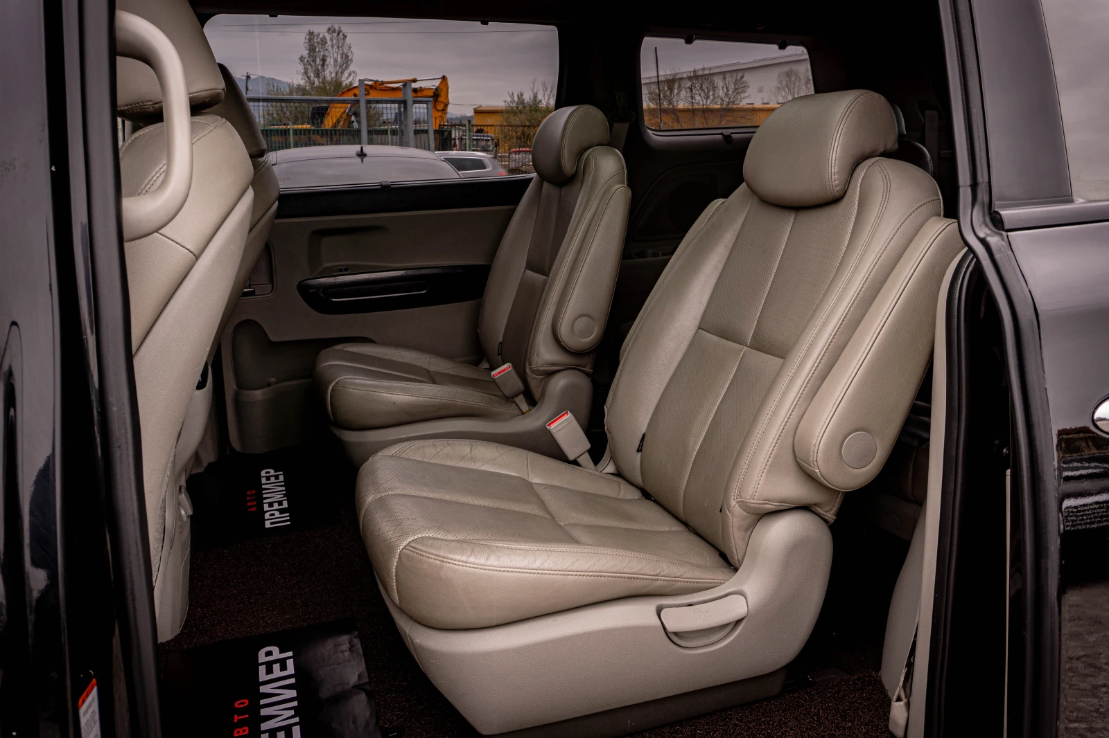 Kia Carnival 2.2CRDI-9-МЕСТЕН-ПЕРФЕКТНА-6М.ГАР.РЕАЛНИ КМ., снимка 12 - Автомобили и джипове - 54216237