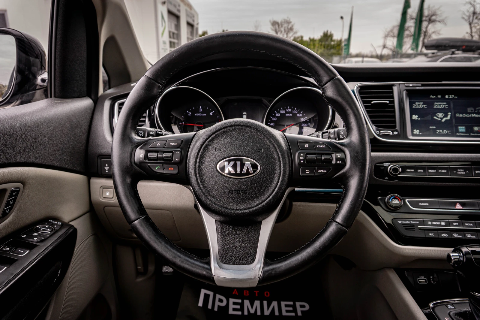 Kia Carnival 2.2CRDI-9-МЕСТЕН-ПЕРФЕКТНА-6М.ГАР.РЕАЛНИ КМ., снимка 9 - Автомобили и джипове - 54216237