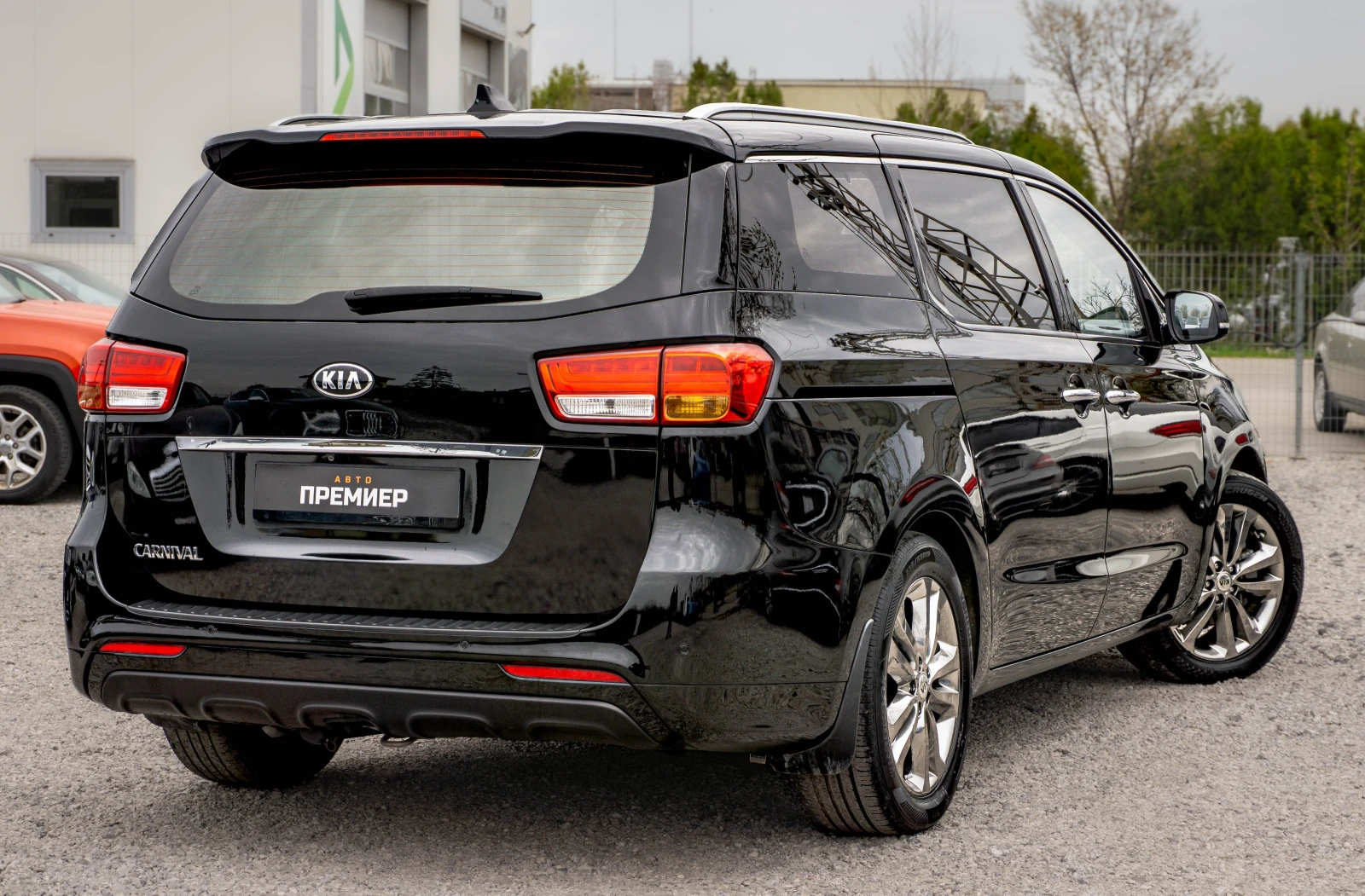 Kia Carnival 2.2CRDI-9-МЕСТЕН-ПЕРФЕКТНА-6М.ГАР.РЕАЛНИ КМ., снимка 4 - Автомобили и джипове - 54216237