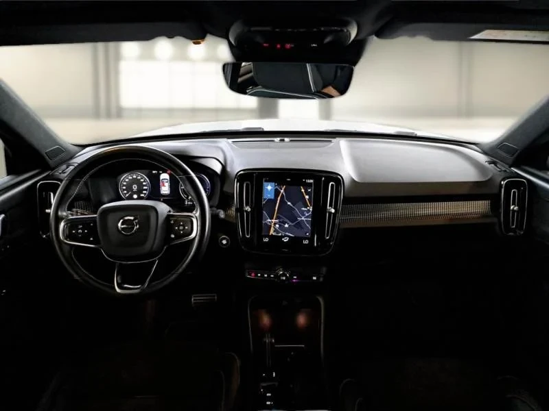 Volvo XC40 1.5 T5 Plug-In R-Design Pano LED Virtual Navi, снимка 9 - Автомобили и джипове - 56259087