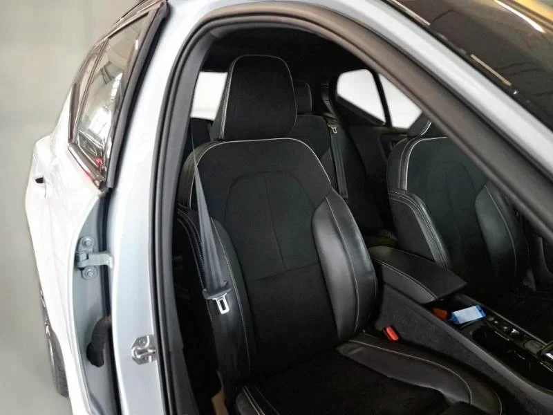Volvo XC40 1.5 T5 Plug-In R-Design Pano LED Virtual Navi, снимка 7 - Автомобили и джипове - 56259087