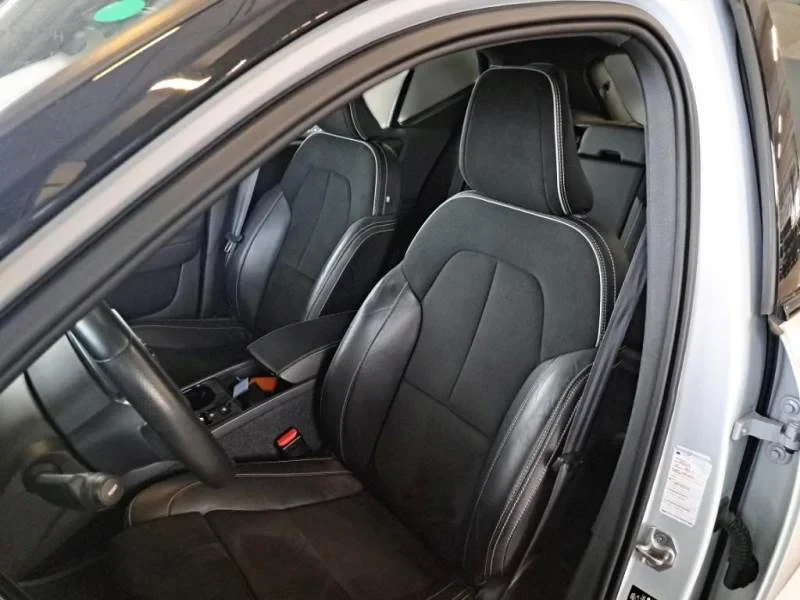 Volvo XC40 1.5 T5 Plug-In R-Design Pano LED Virtual Navi, снимка 6 - Автомобили и джипове - 56259087