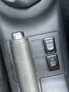 Toyota Yaris 1.3i/KEYLESS/ЧИСТО НОВ СЪЕДИНИТЕЛ/KLIMA/2011, снимка 12