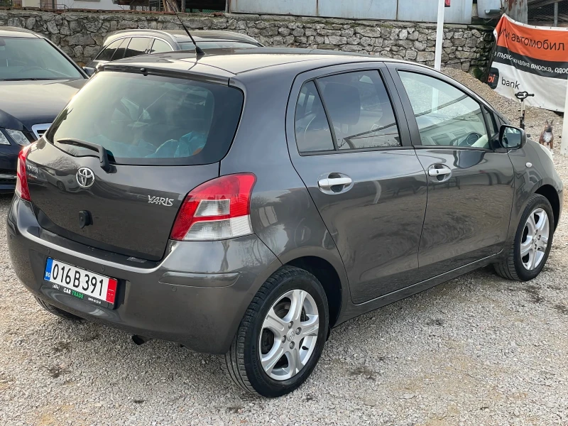 Toyota Yaris 1.3i/KEYLESS/ЧИСТО НОВ СЪЕДИНИТЕЛ/KLIMA/2011, снимка 4 - Автомобили и джипове - 52877578
