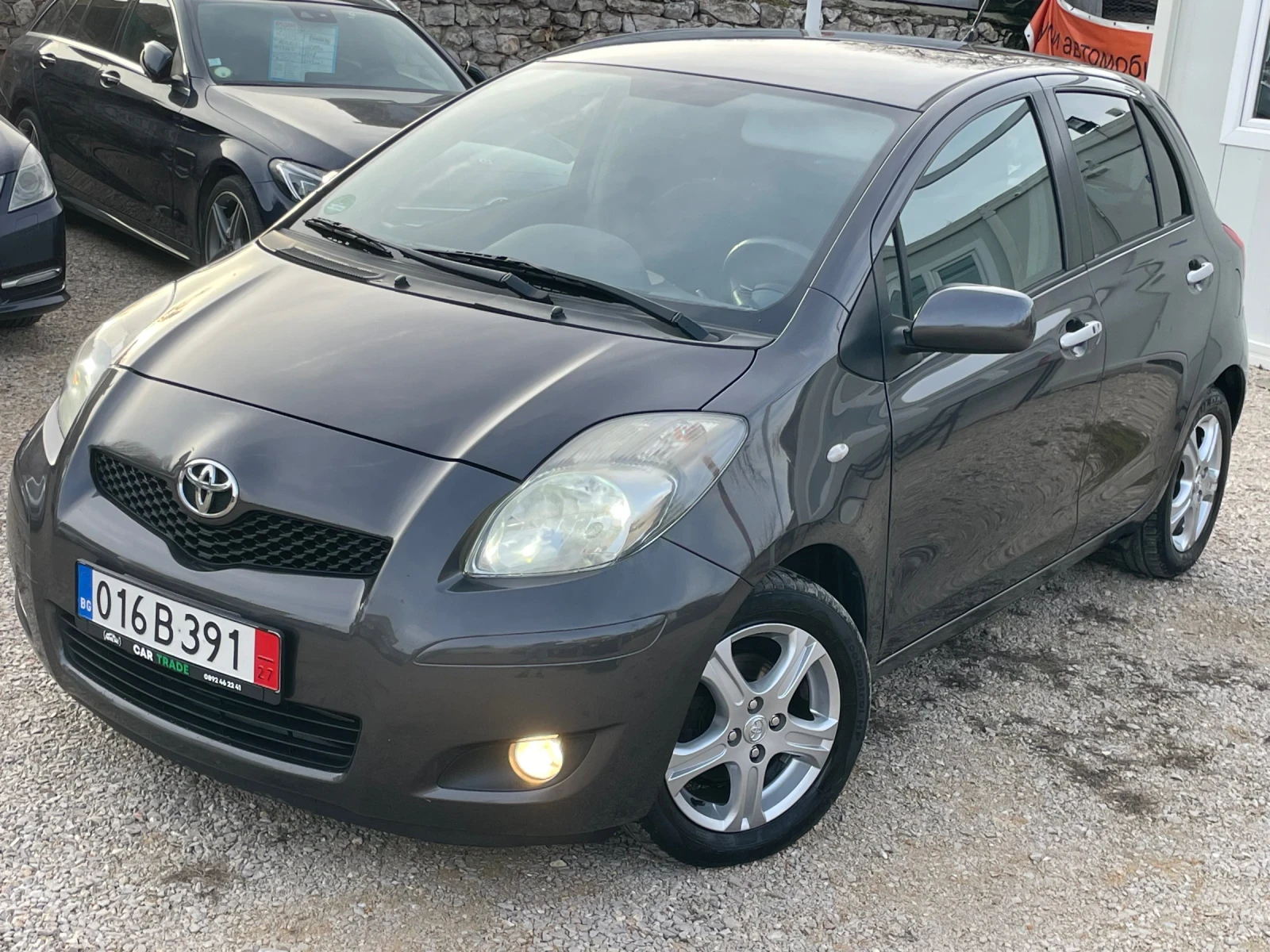 Toyota Yaris 1.3i/KEYLESS/ЧИСТО НОВ СЪЕДИНИТЕЛ/KLIMA/2011, снимка 1