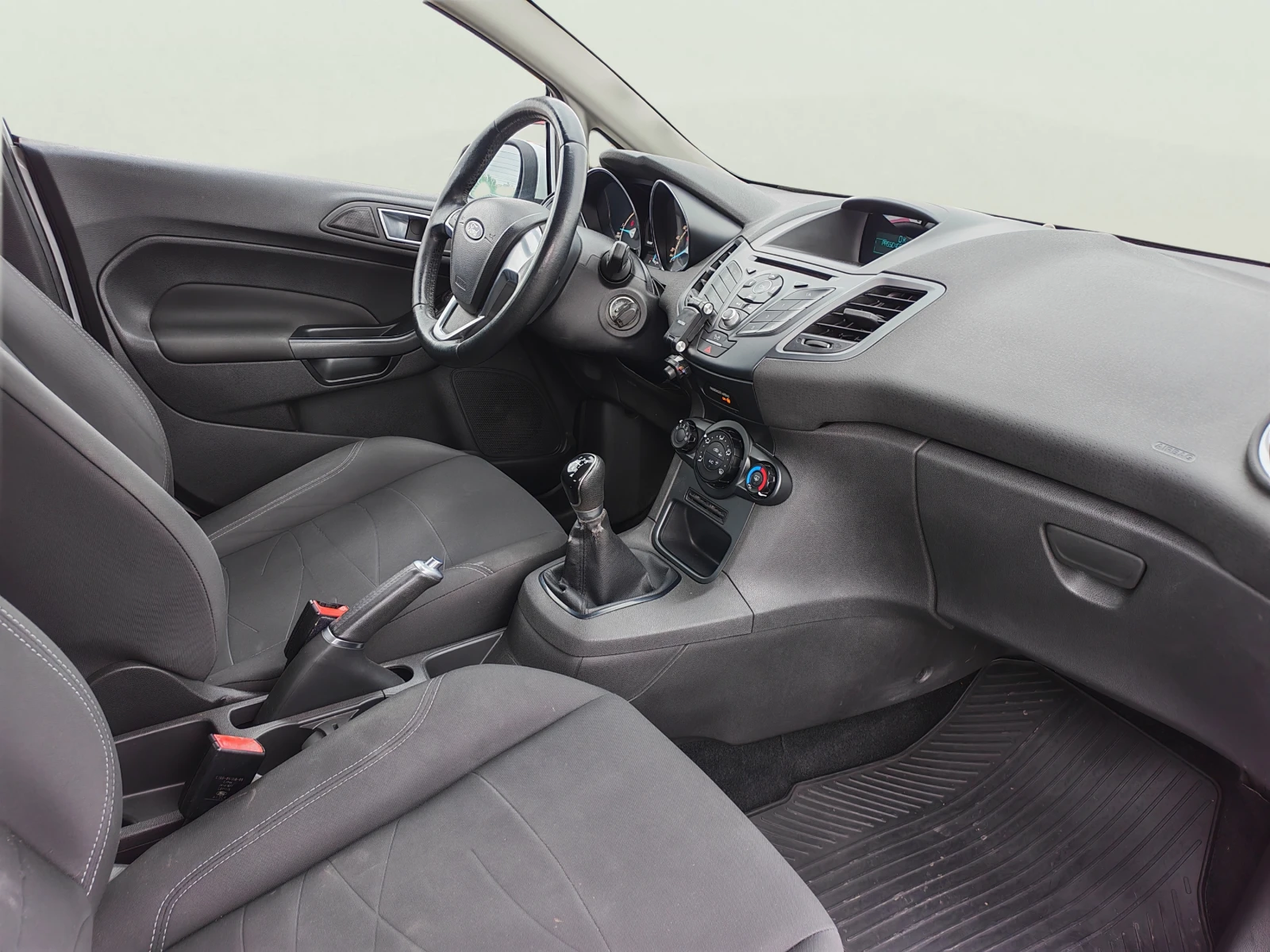 Ford Fiesta 1.5 TDCi 75 PS M5, снимка 12 - Автомобили и джипове - 54647059