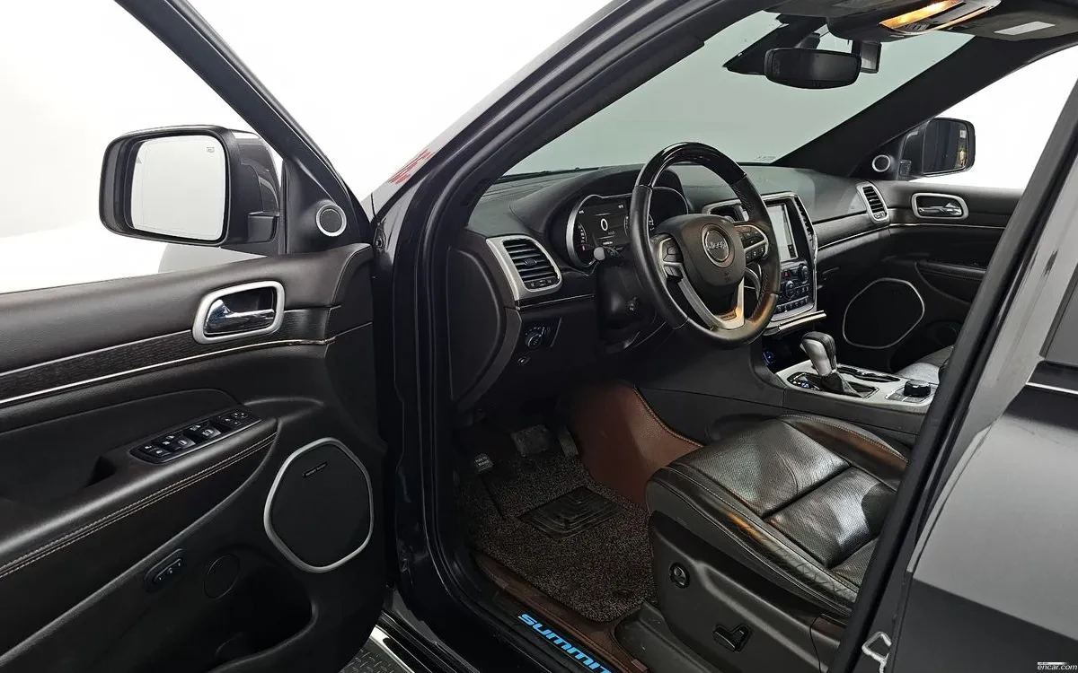 Jeep Grand cherokee 3.0 Diesel SUMMIT, снимка 9 - Автомобили и джипове - 54900956