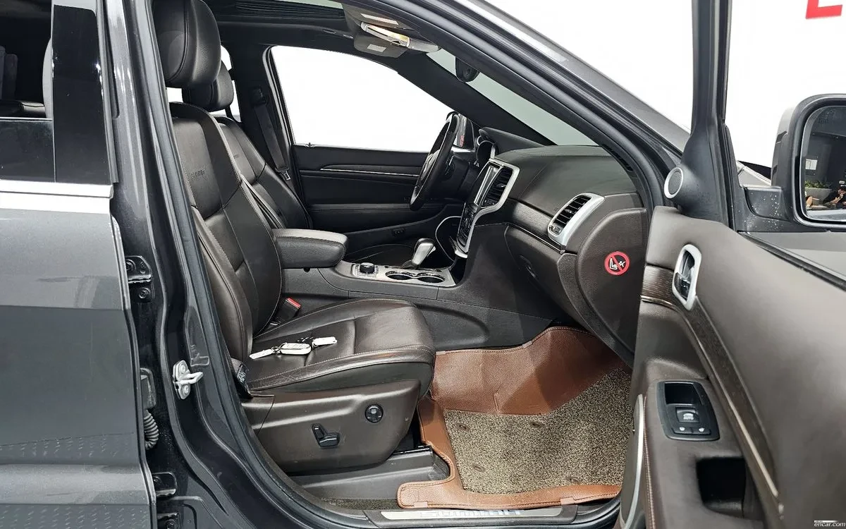 Jeep Grand cherokee 3.0 Diesel SUMMIT, снимка 10 - Автомобили и джипове - 54900956