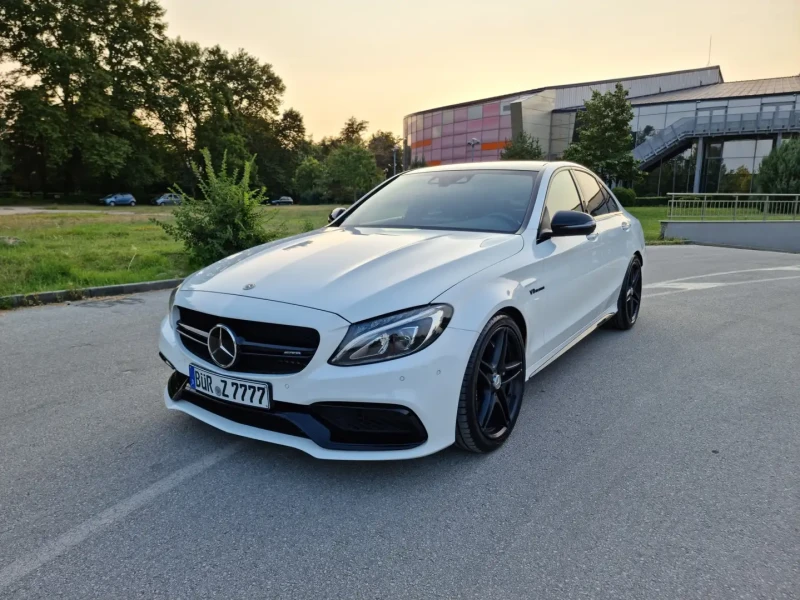 Mercedes-Benz C 63 AMG Burmester/Panorama/Night/Distronic, снимка 2 - Автомобили и джипове - 47910015