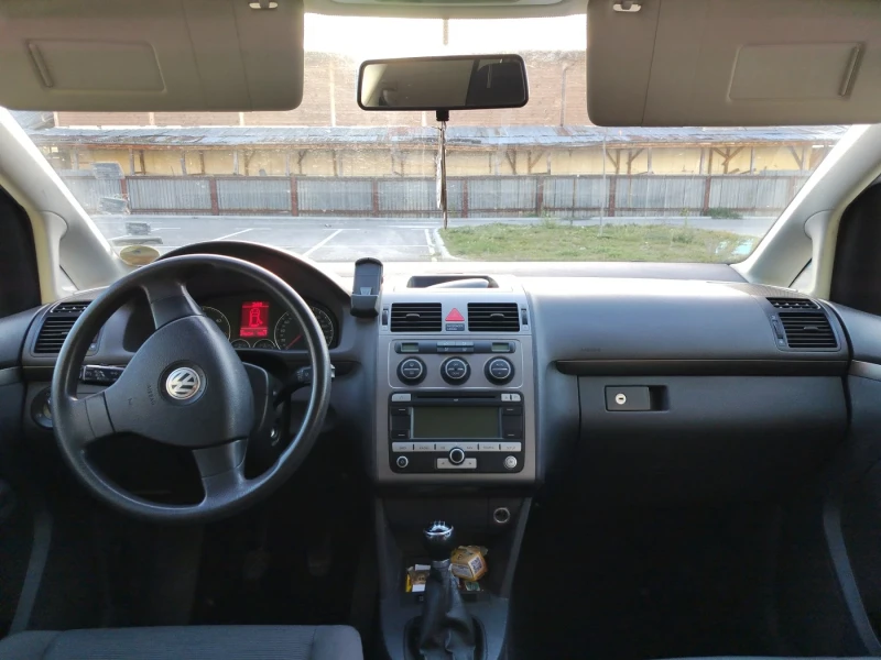 VW Touran, снимка 8 - Автомобили и джипове - 52432199