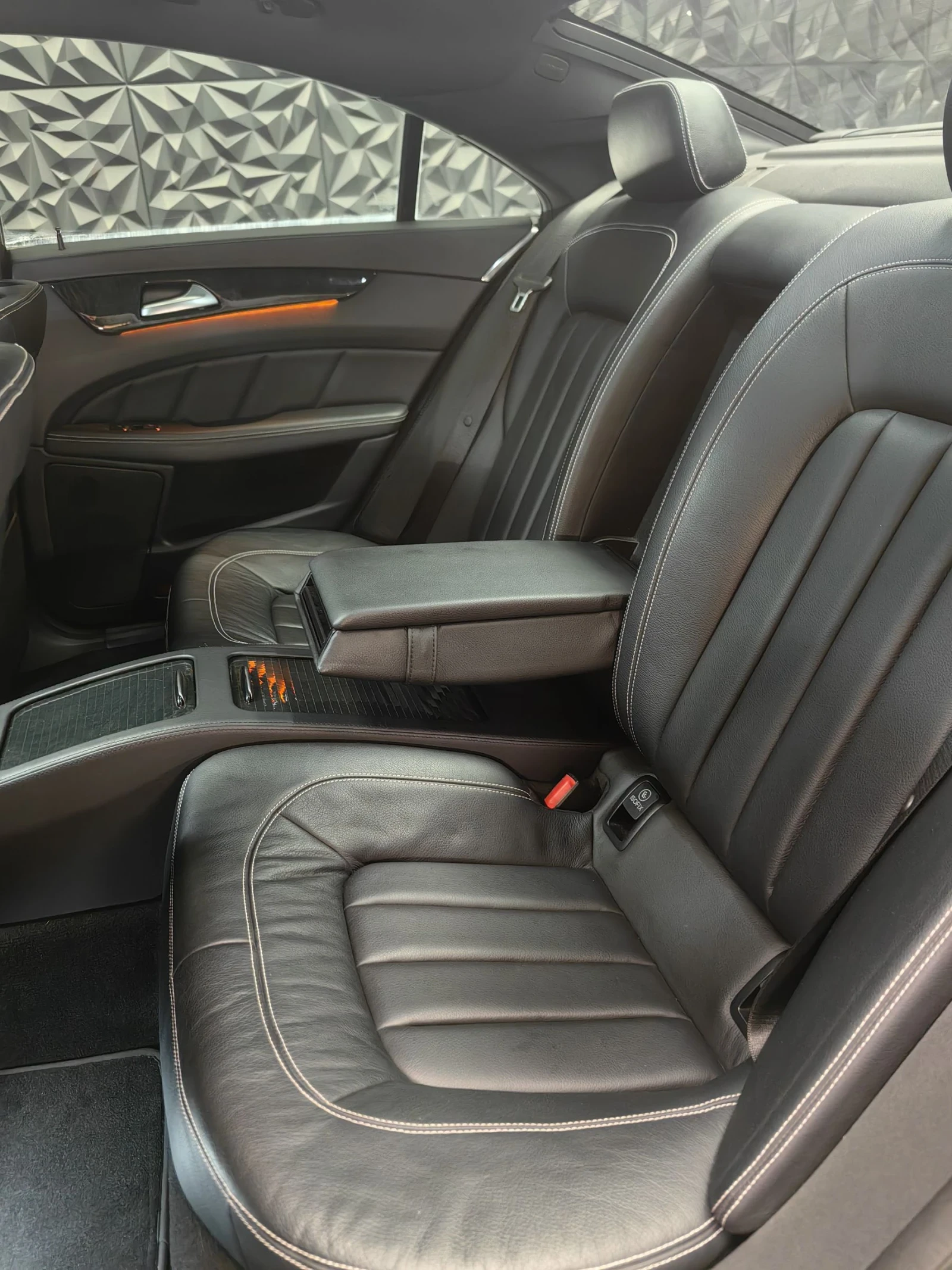 Mercedes-Benz CLS 400 4-MATIC* СМЕНЕНИ ВЕРИГИ* AMG PACK* MEMORY* 360* , снимка 15 - Автомобили и джипове - 55235111