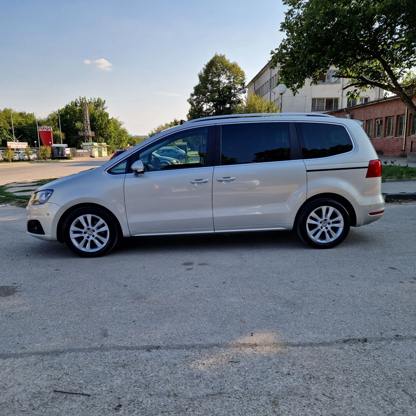 Seat Alhambra 2.0TDi 140k.4X4 7-МЕСТА/ЕЛ.ВРАТИ/КОЖА/ПАНОРА/ПЕЧКА, снимка 4 - Автомобили и джипове - 55564523