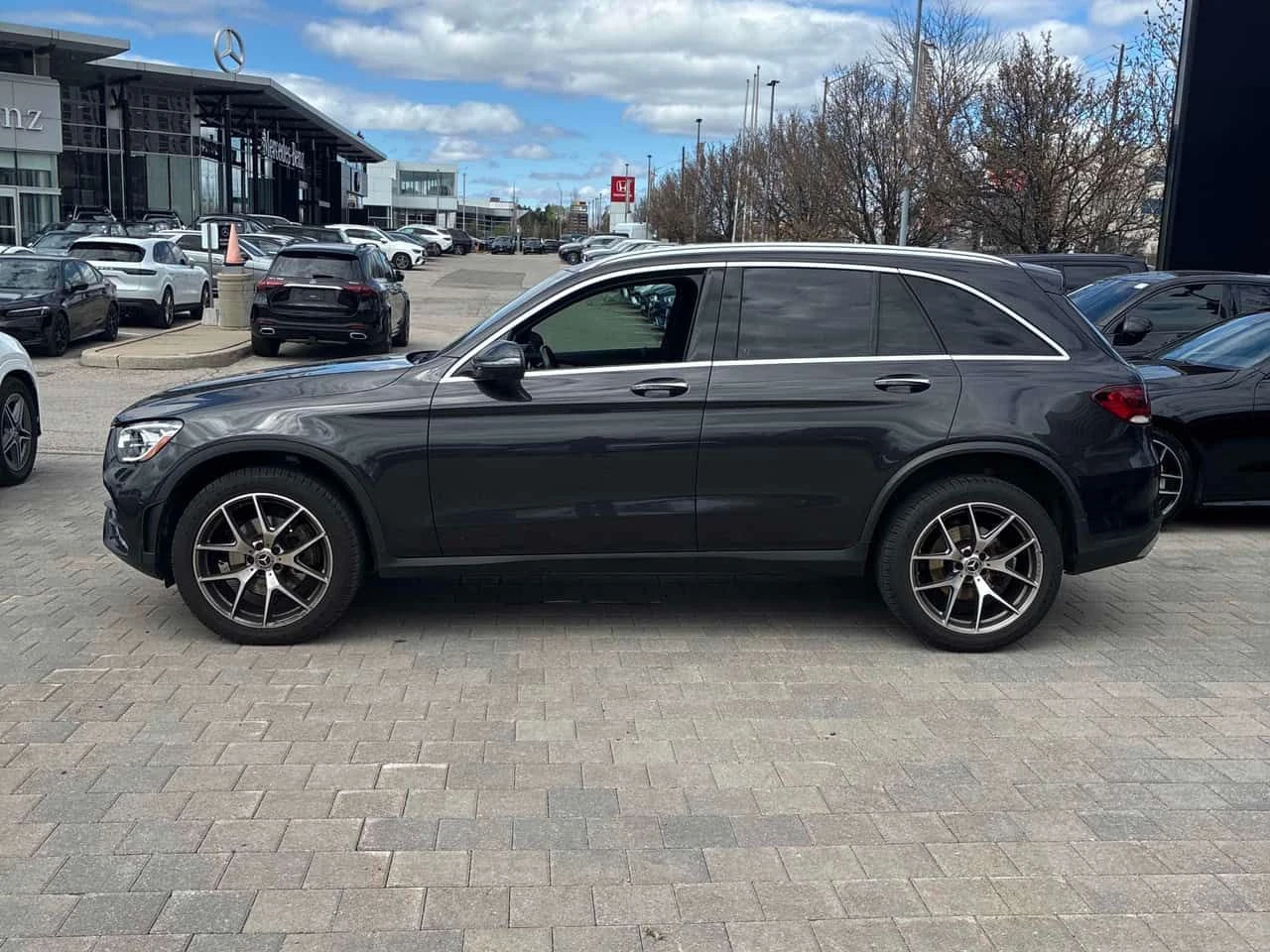 Mercedes-Benz GLC 300 4MATIC* DISTRONIC* PANORAMA* 360КАМЕРИ* , снимка 2 - Автомобили и джипове - 54377273