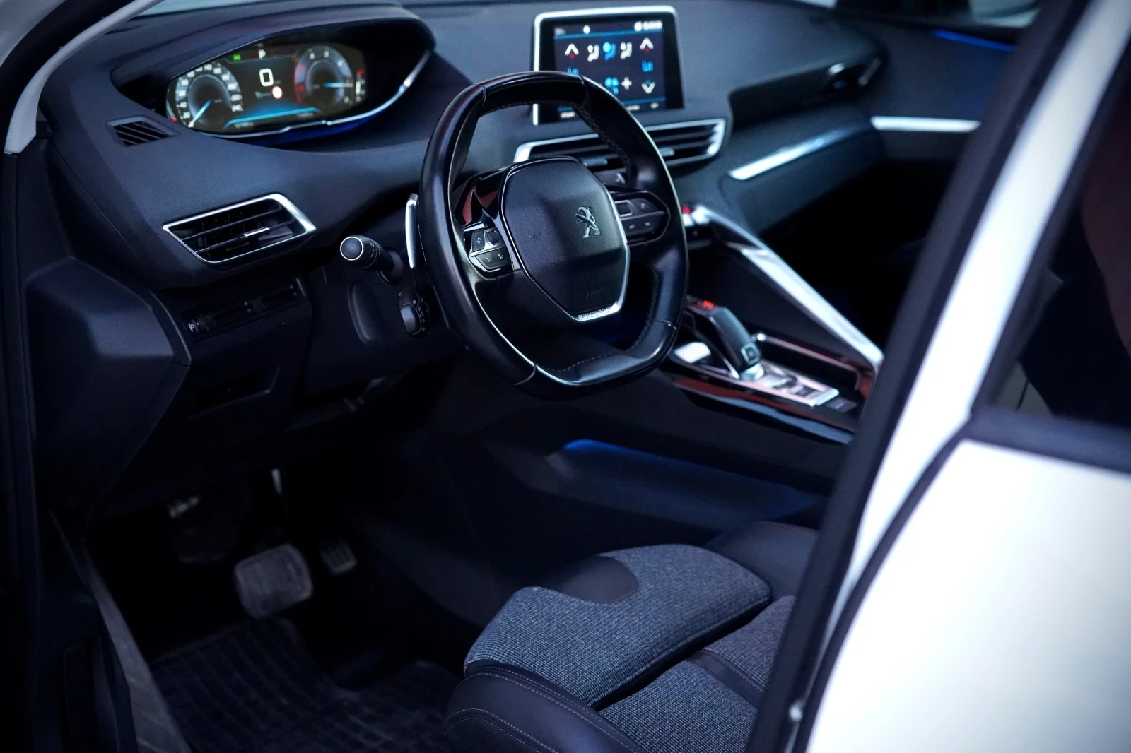 Peugeot 3008 1.5BlueHDI, Автоматик 8ск, Обслужвана само в Пежо - изображение 6