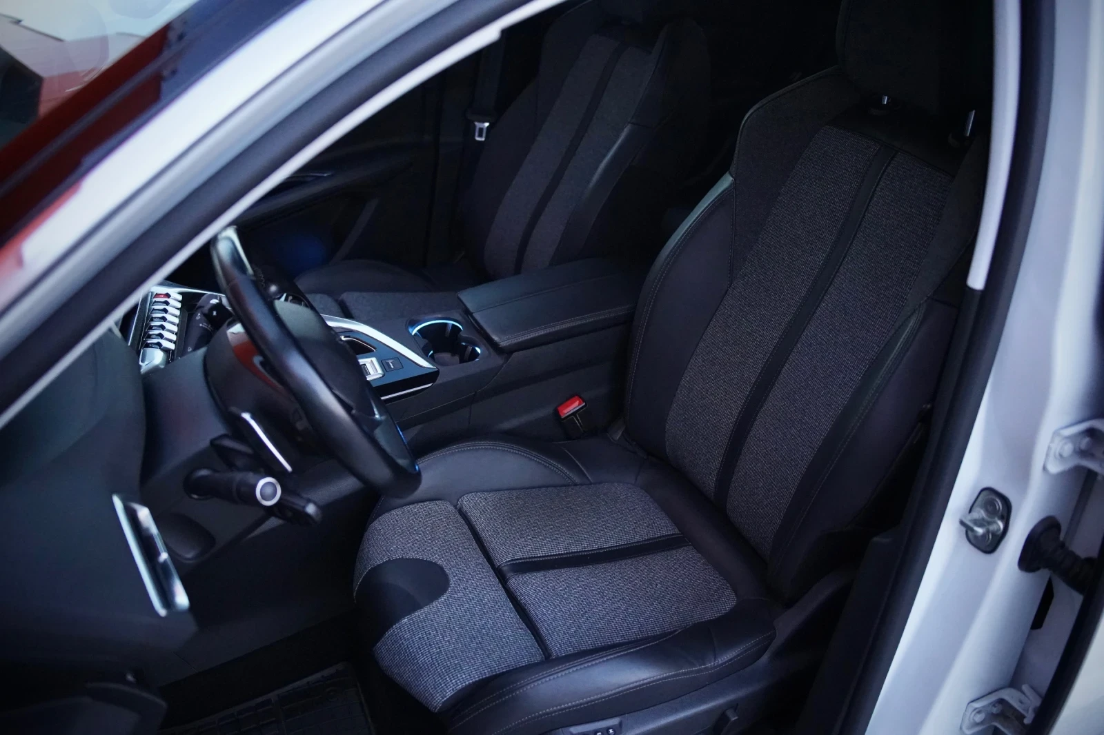Peugeot 3008 1.5BlueHDI, Автоматик 8ск, Обслужвана само в Пежо - изображение 7