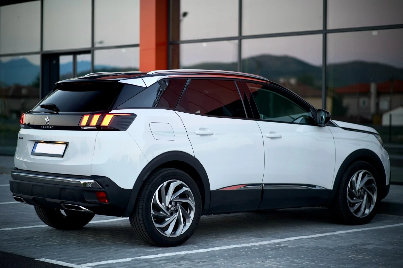 Peugeot 3008 1.5BlueHDI, Автоматик 8ск, Обслужвана само в Пежо - изображение 4