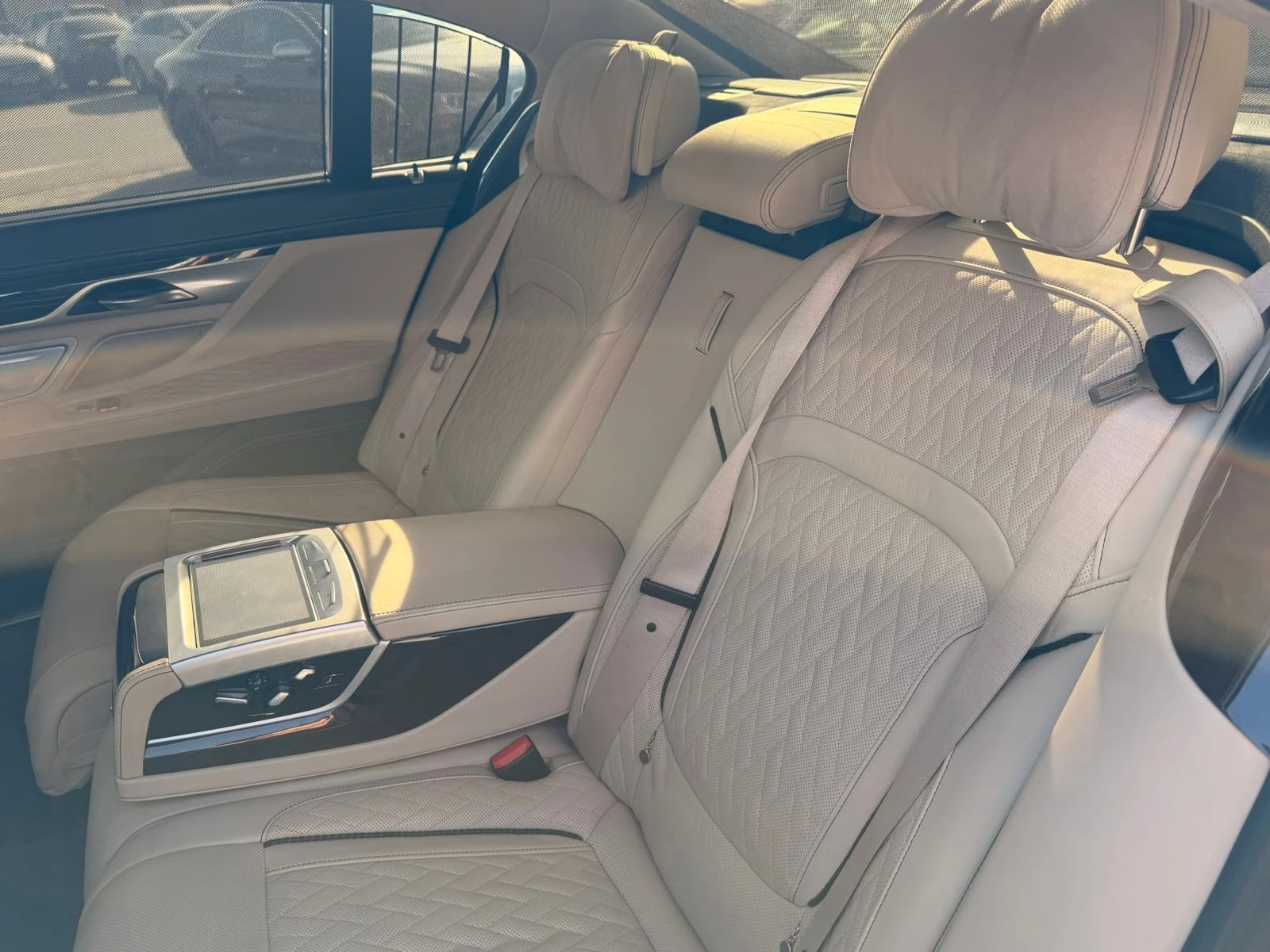 BMW 750 L D xDrive Individual, снимка 14 - Автомобили и джипове - 53943537