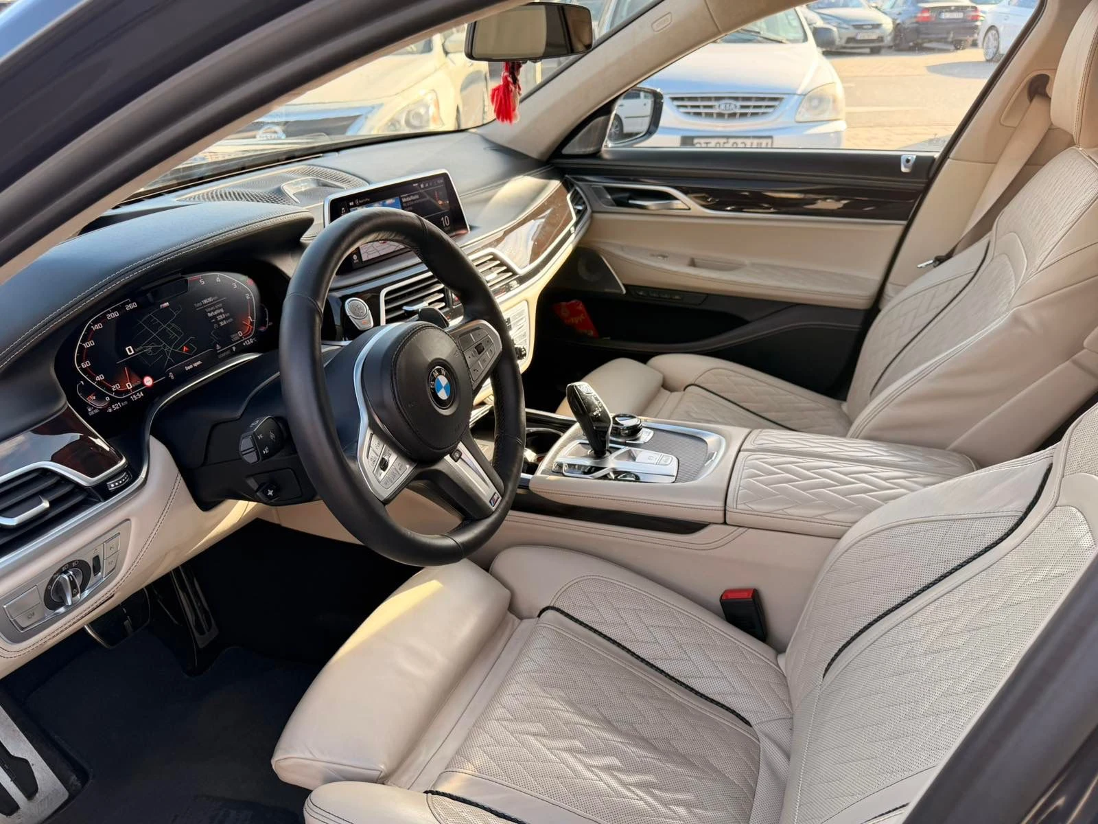 BMW 750 L D xDrive Individual, снимка 11 - Автомобили и джипове - 53943537