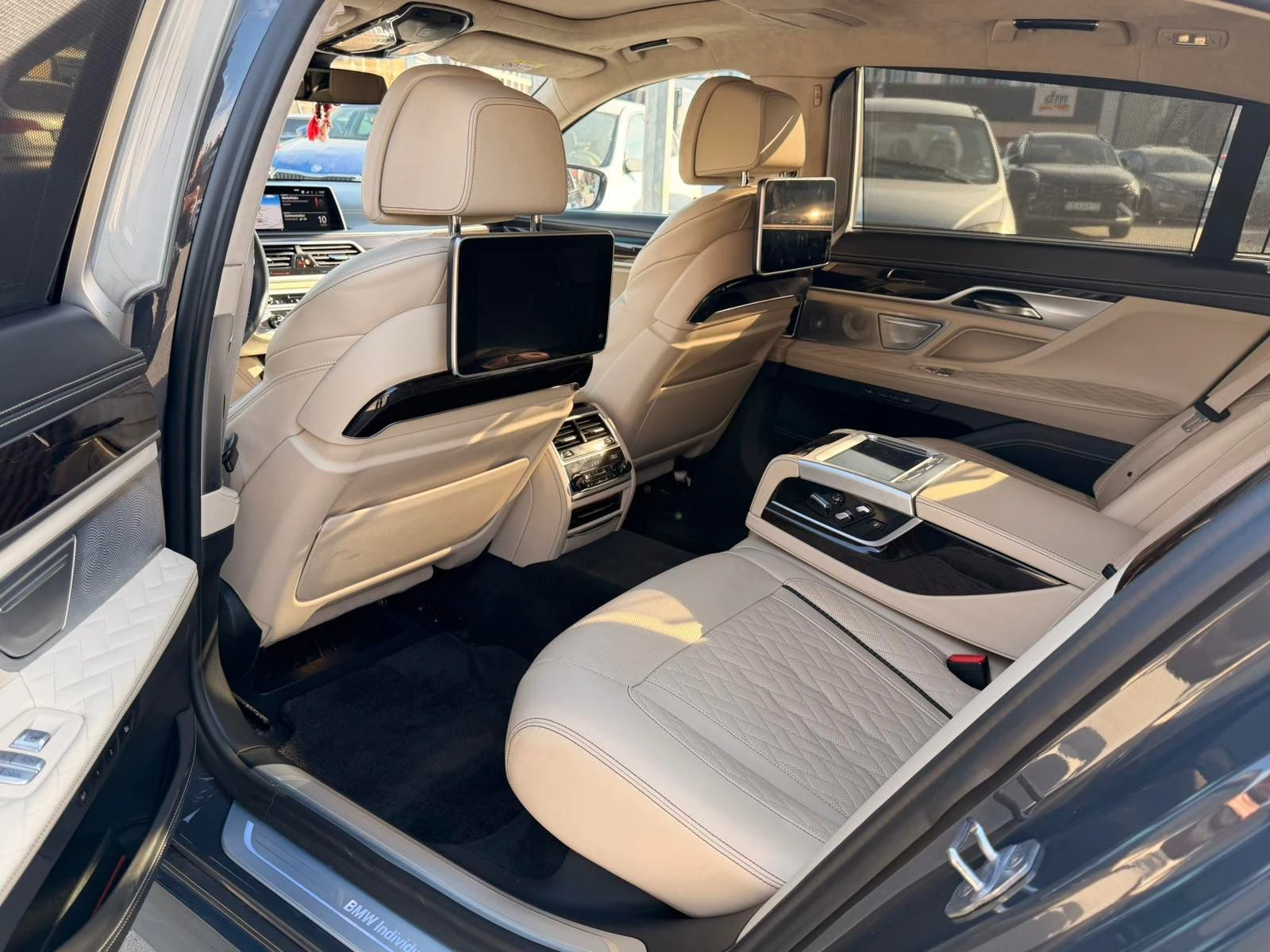 BMW 750 L D xDrive Individual, снимка 13 - Автомобили и джипове - 53943537