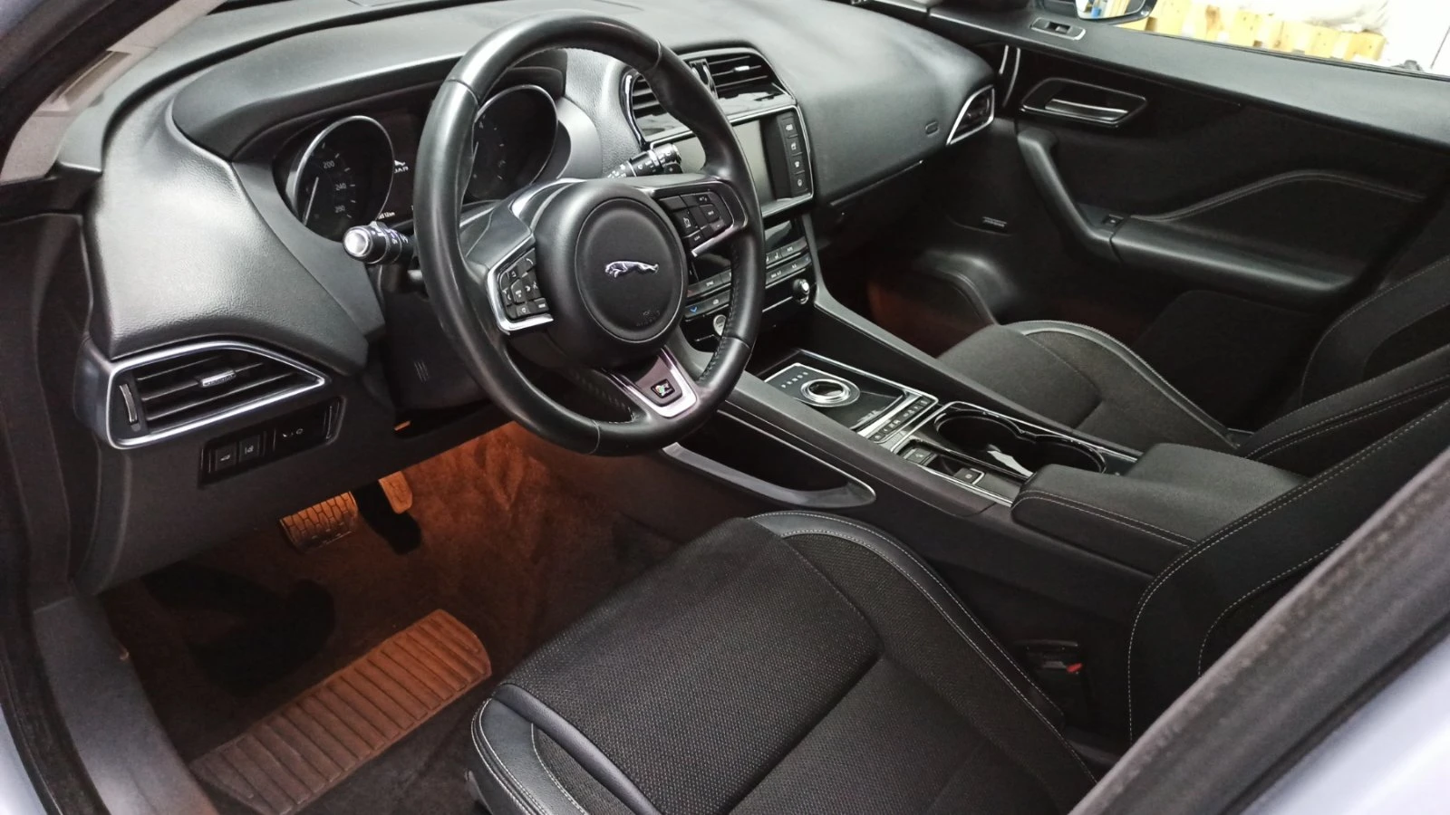 Jaguar F-PACE  - изображение 6