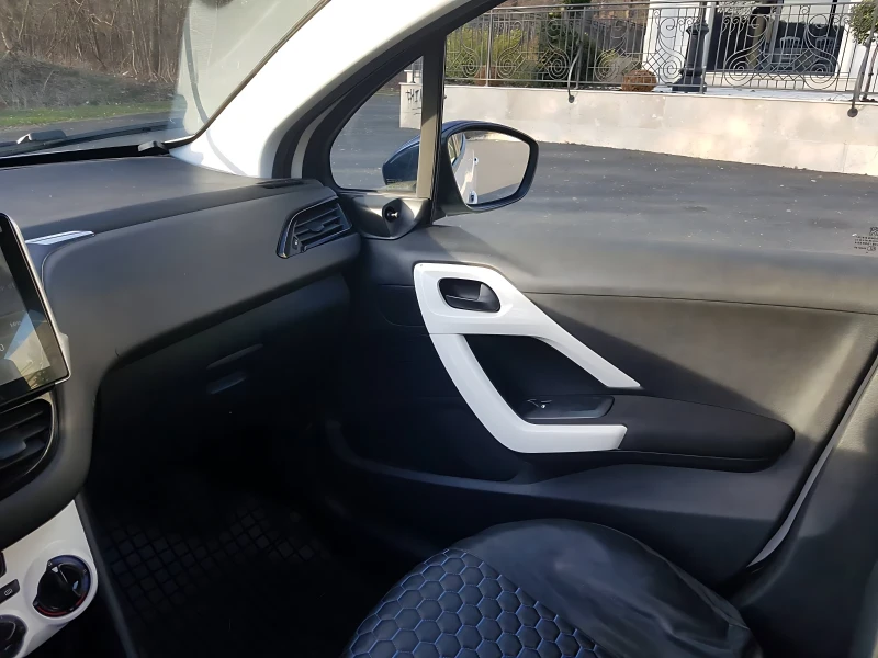 Peugeot 208 1.0 VVT, снимка 10 - Автомобили и джипове - 52724968