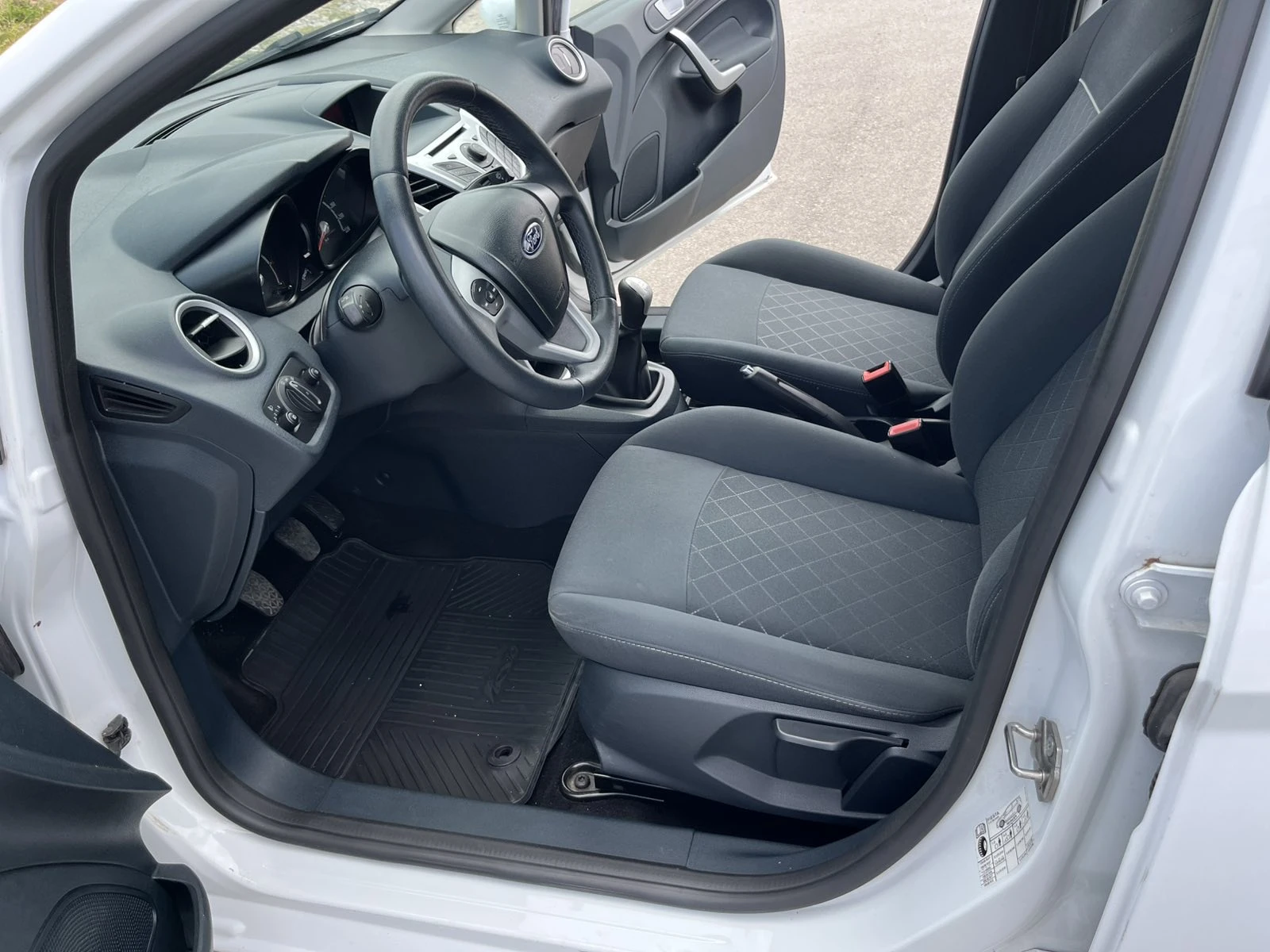 Ford Fiesta 1.3i 68кс 98 000км EURO5B КЛИМАТИК - изображение 8