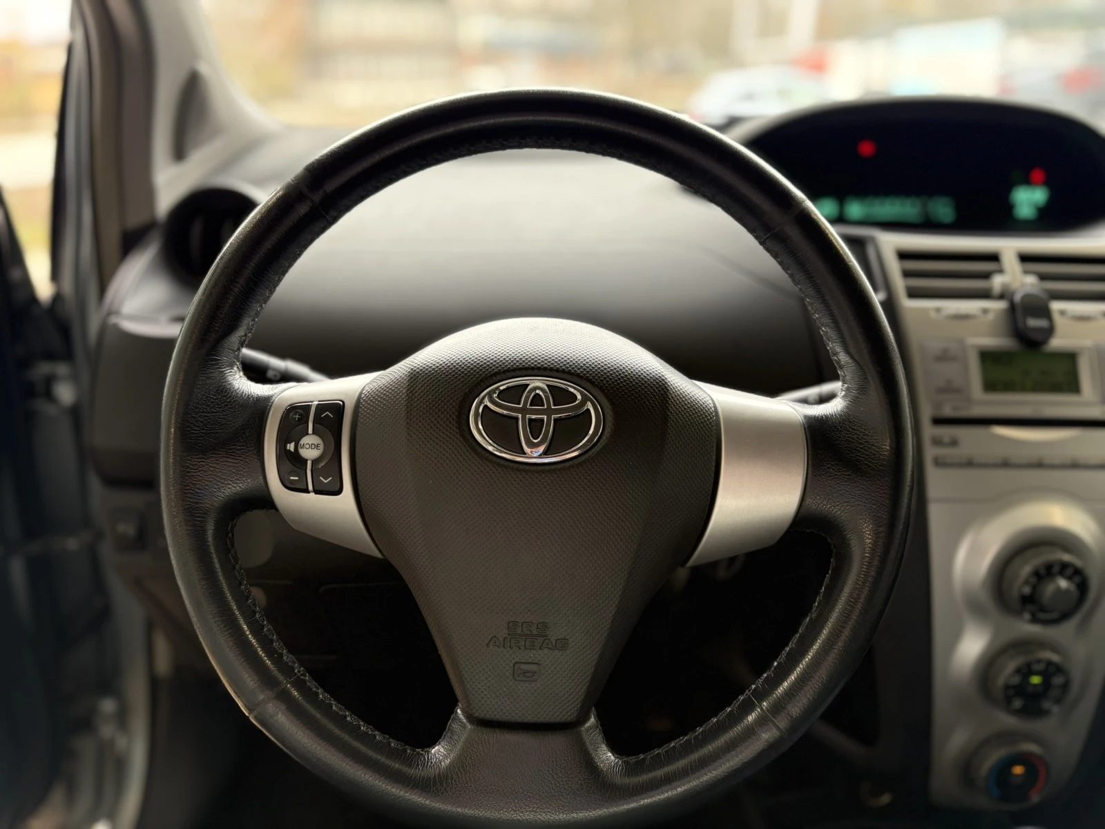 Toyota Yaris 1.3i Автоматик - изображение 9