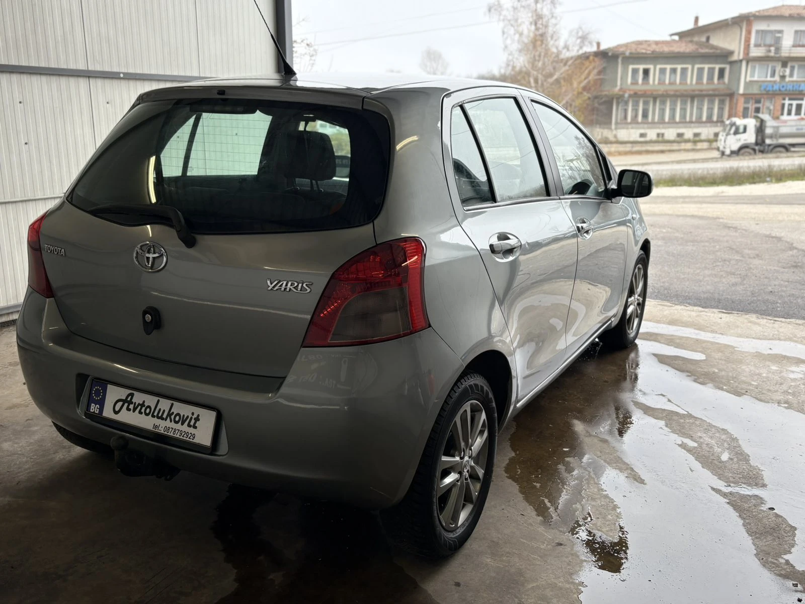 Toyota Yaris 1.3i Автоматик - изображение 6