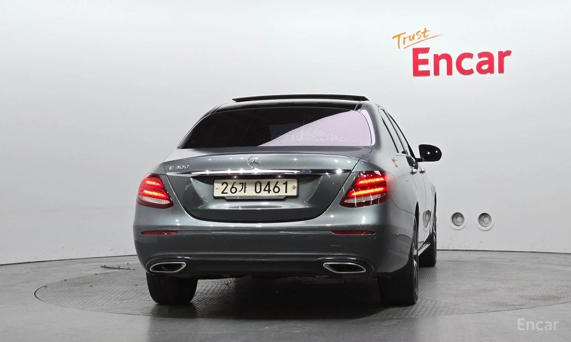 Mercedes-Benz E 300 DIGITAL* BURMESTER* 360 CAM* AMBIENT* PANORAMA* , снимка 4 - Автомобили и джипове - 54101835