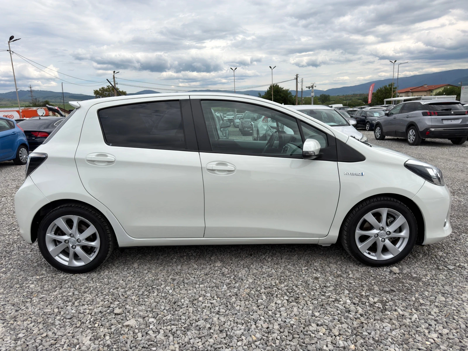 Toyota Yaris 1.5 Hybrid LOUNGE / PANORAMA / NAVI / 1 СОБСТВЕНИК, снимка 2 - Автомобили и джипове - 54621703