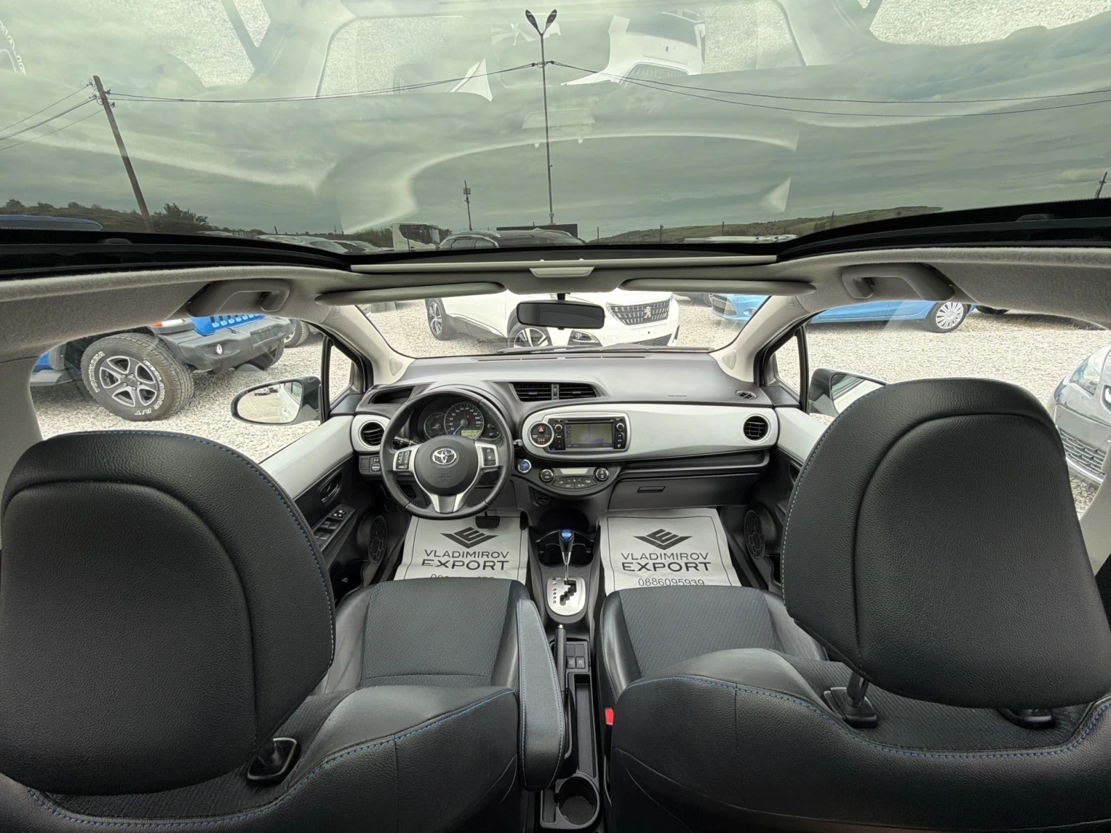Toyota Yaris 1.5 Hybrid LOUNGE / PANORAMA / NAVI / 1 СОБСТВЕНИК, снимка 9 - Автомобили и джипове - 54621703