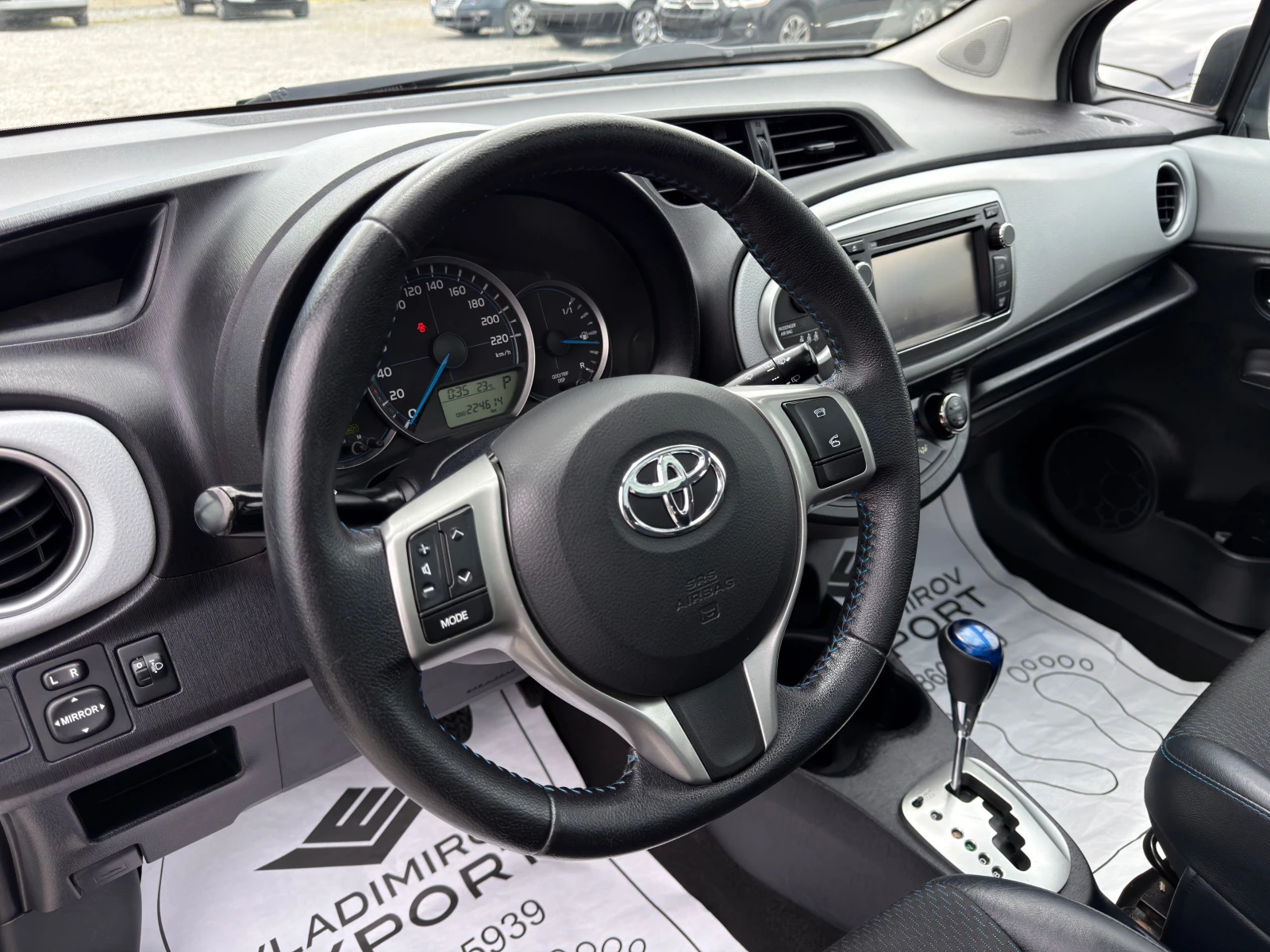 Toyota Yaris 1.5 Hybrid LOUNGE / PANORAMA / NAVI / 1 СОБСТВЕНИК, снимка 13 - Автомобили и джипове - 54621703